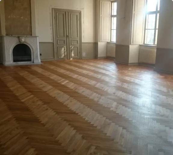 Nyslipat parkettgolv stort och ljust rum i Katrineholm.