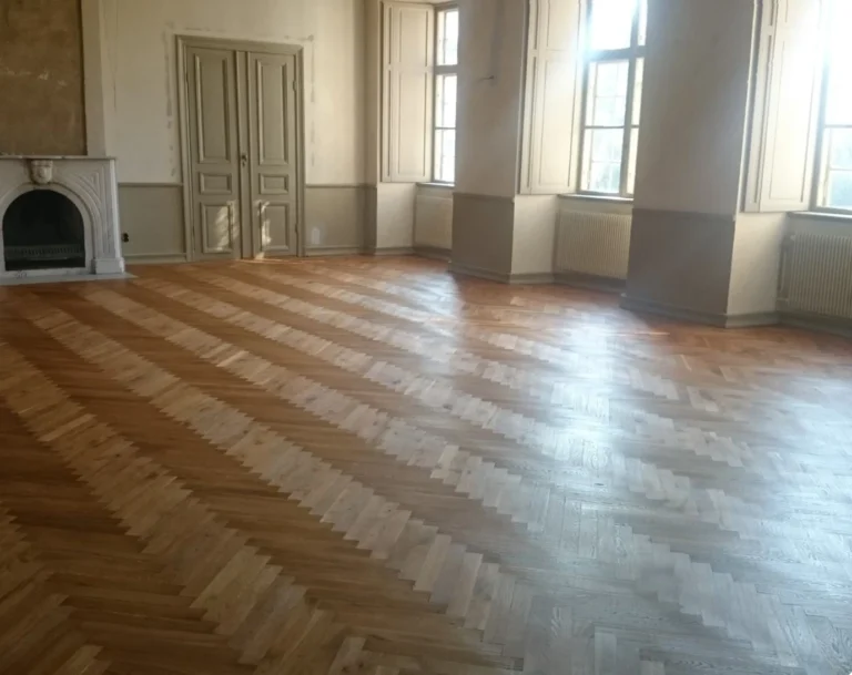 Nyslipat parkettgolv stort och ljust rum i Katrineholm.