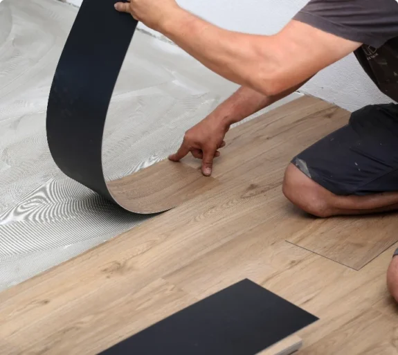 Golvläggare Katrineholm lägger nytt trägolv med lim och noggrann passning.