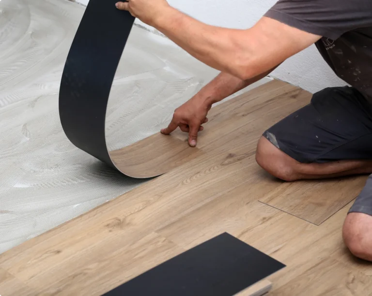 Golvläggare Katrineholm lägger nytt trägolv med lim och noggrann passning.